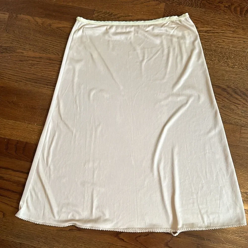 Vintage Vassarette‎ light tan half slip/ as is - Picture 4 of 7